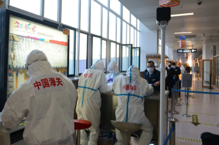 “战”在航班入境时