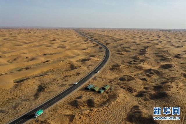 腾格里沙漠治沙忙