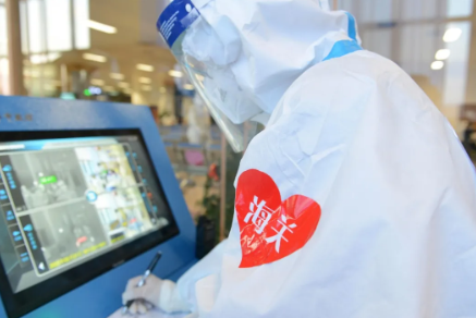 “战”在航班入境时