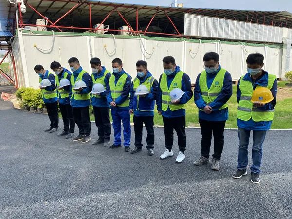 来自武汉的镜头：行人伫立车船鸣笛 举城深切哀悼