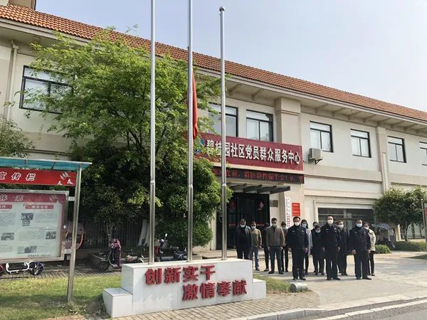 来自武汉的镜头：行人伫立车船鸣笛 举城深切哀悼