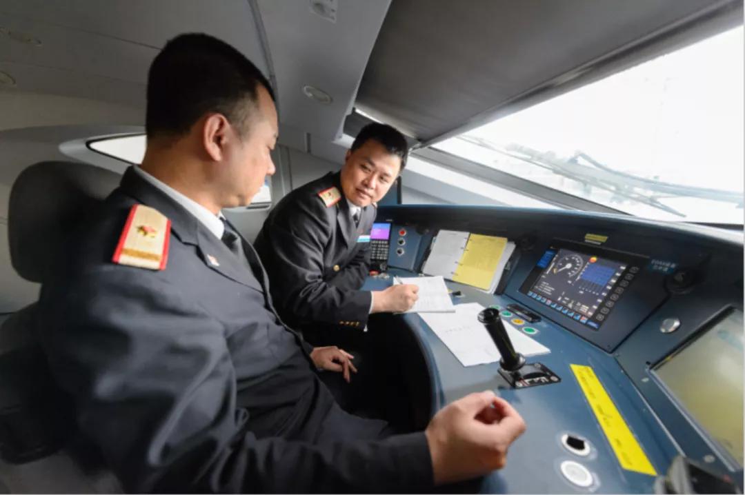 新时代·铁路榜样丨冯剑坚：追梦三尺台 驰骋万里路