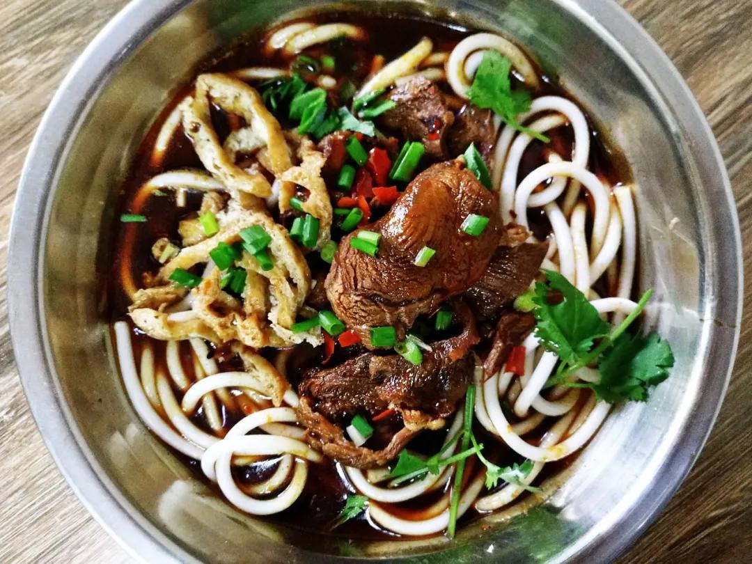 新疆回族人特色美食粉汤，28元/碗羊排粉汤配油香，一大碗不够吃_哔哩哔哩_bilibili