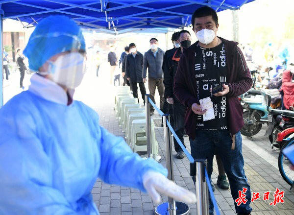 武汉14.3万余复工人员“核酸体检” 阳性率0.08%