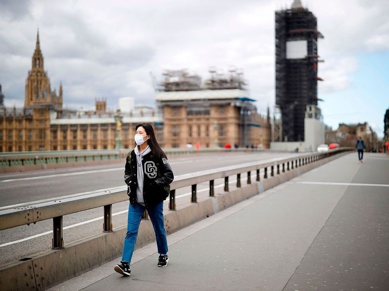 伦敦市长呼吁市民戴口罩，英国封锁令延长至少三周