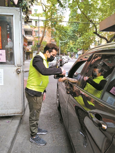 外国志愿者：我的微信名就是“爱中国”