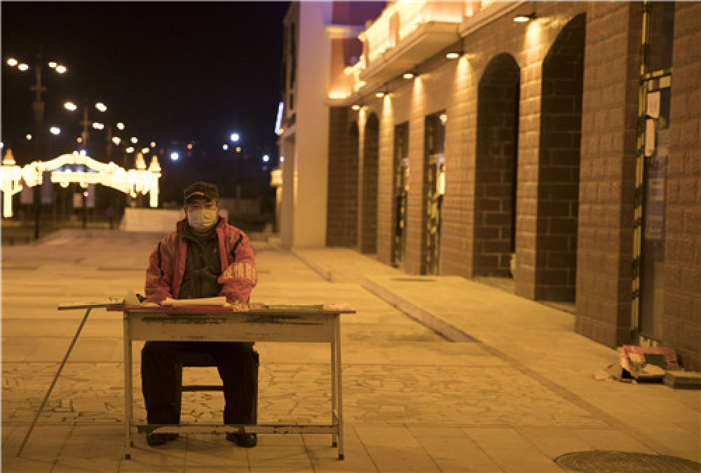 绥芬河：夜晚小区“守门人”