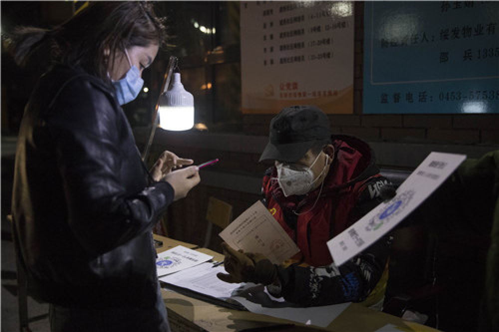 绥芬河：夜晚小区“守门人”