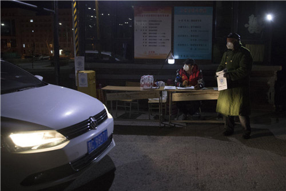 绥芬河：夜晚小区“守门人”