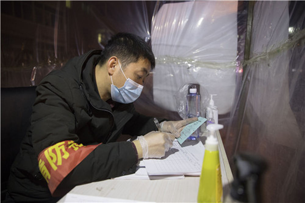 绥芬河：夜晚小区“守门人”