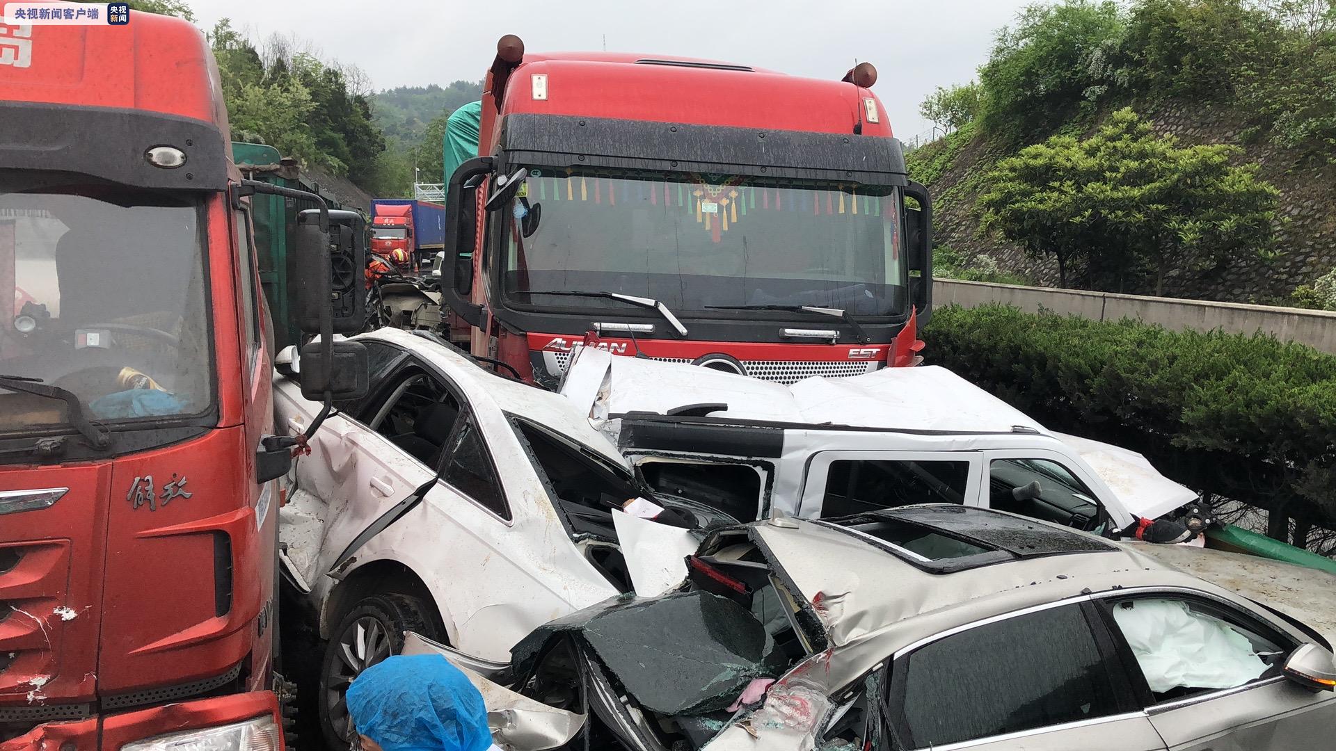 京昆高速陕西段7车相撞，造成4人死亡1人受伤