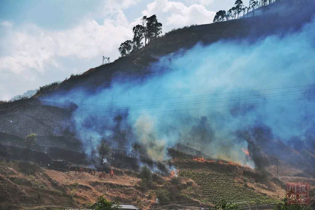 四川西昌一村镇突发火情，正全力扑救