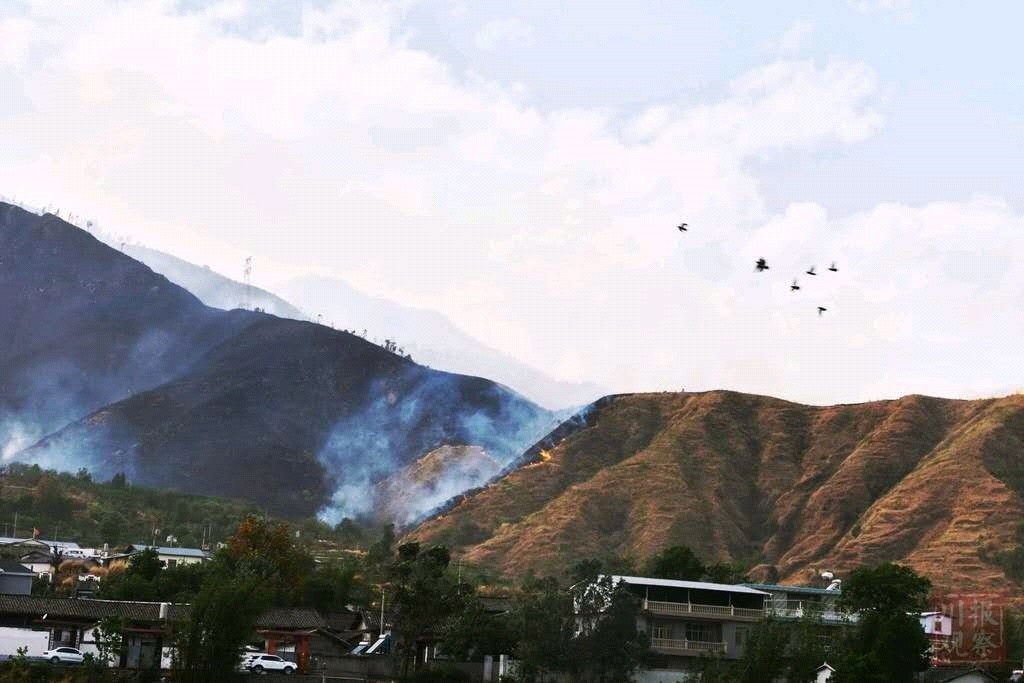 四川西昌一村镇突发火情，正全力扑救