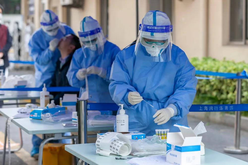 如何看散发本土病例?五一能出去玩吗?白岩松提问流行病学家