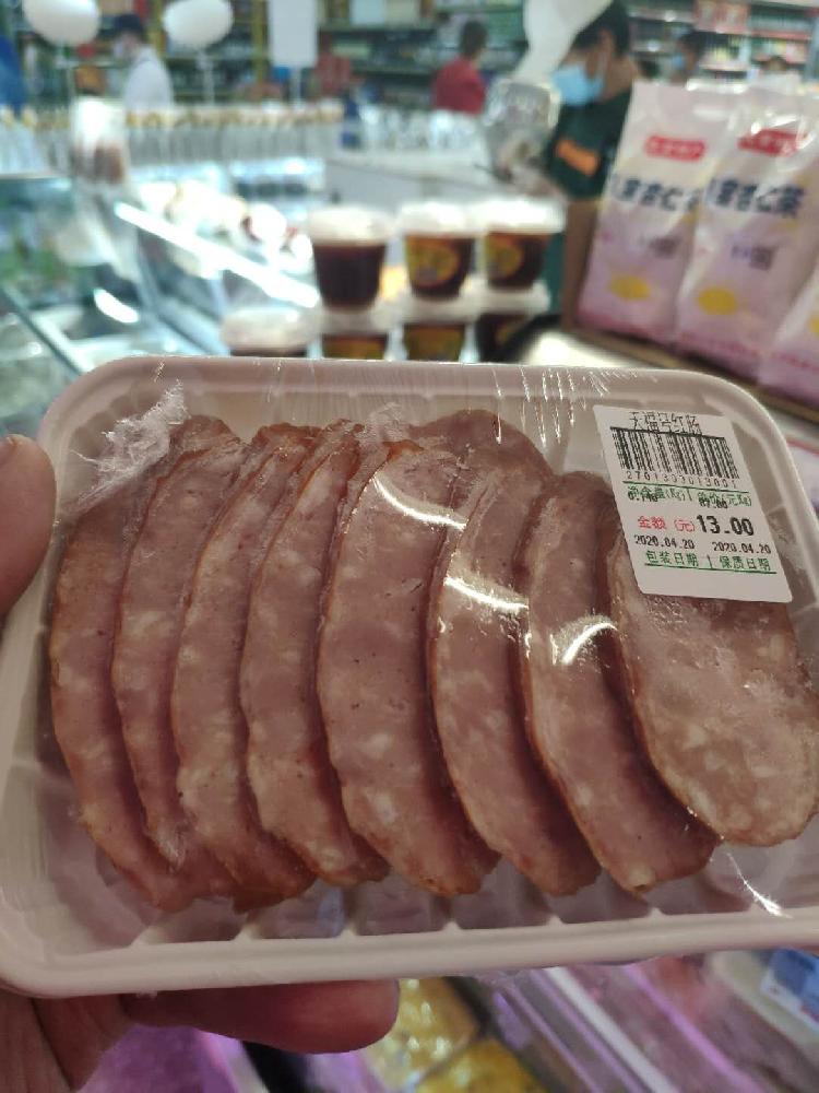 猪肉打光套路多?生鲜打灯配色不同，柜台能否“素颜”