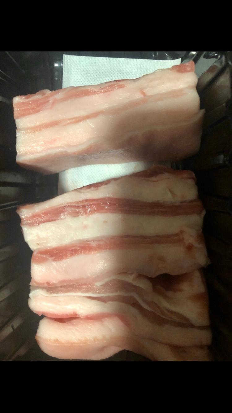 猪肉打光套路多?生鲜打灯配色不同，柜台能否“素颜”