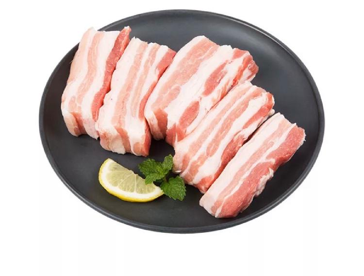 猪肉打光套路多?生鲜打灯配色不同，柜台能否“素颜”