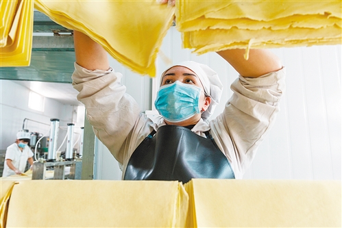 新疆：产业扶贫释放“溢出效应”