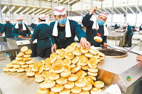 新疆：产业扶贫释放“溢出效应”