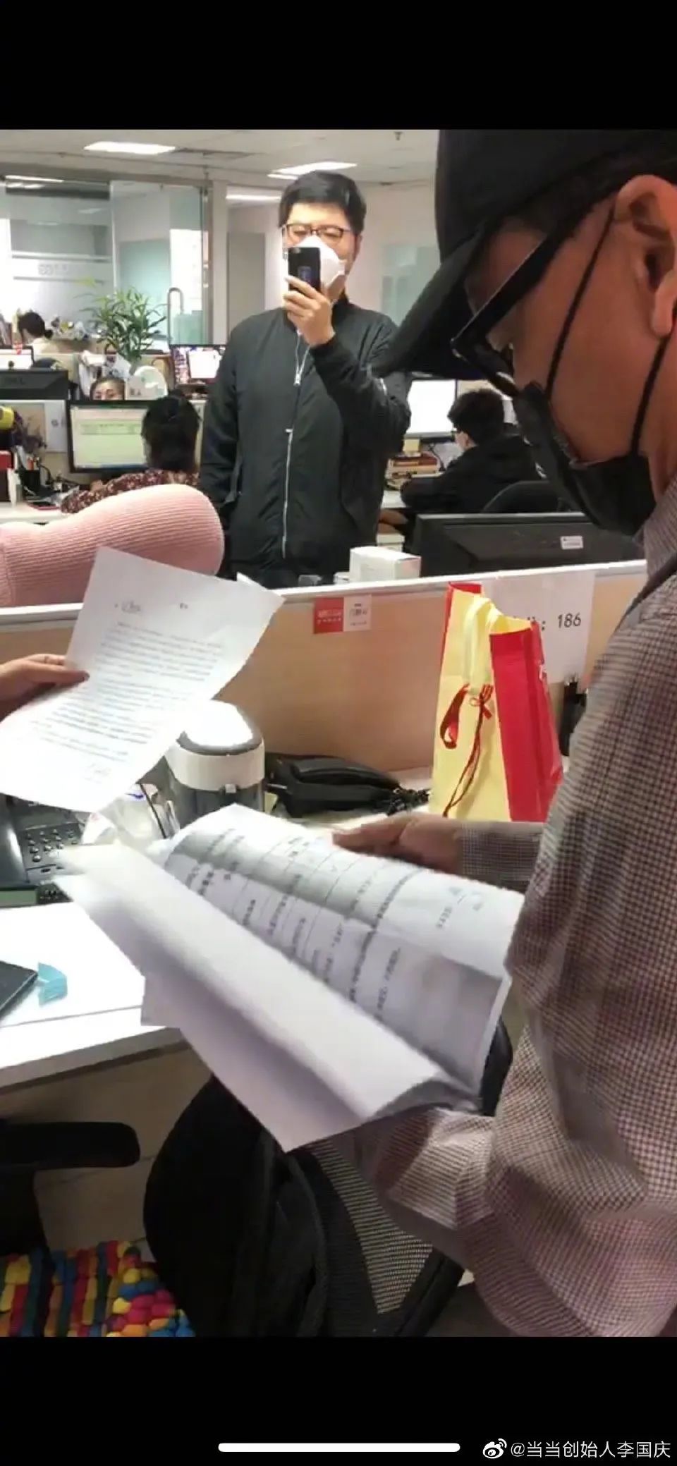 李国庆否认“夺印”：接管当当网分三步，暂时独自保管印章