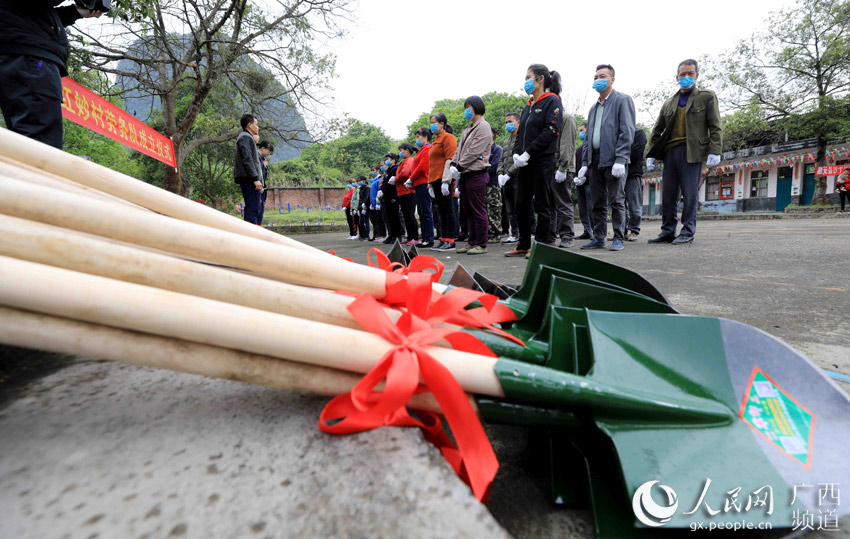 广西农村组建村级劳务队助力脱贫攻坚