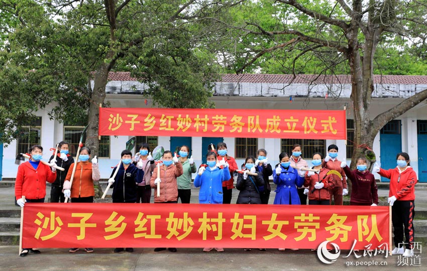 广西农村组建村级劳务队助力脱贫攻坚
