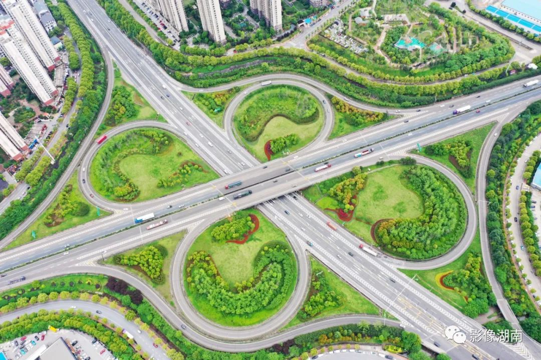 4月22日,京港澳高速长沙段与杭长高速交会的牛角冲互通,路边的绿化带
