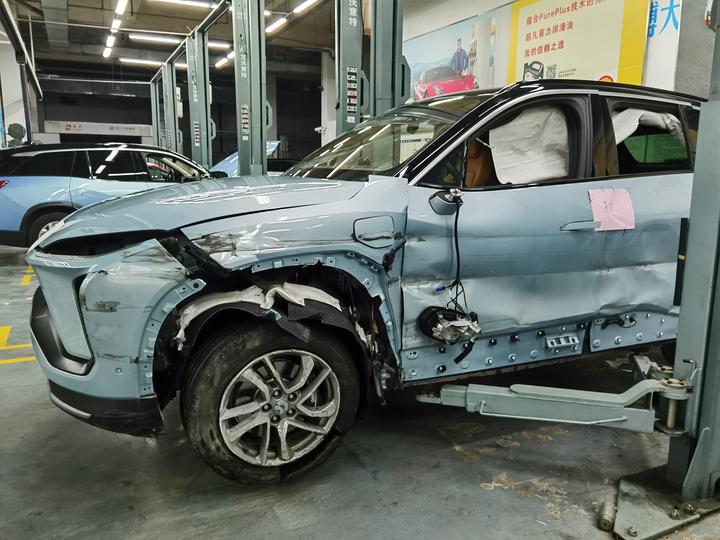 近40万元买来的蔚来新车，高速上失控左侧轮胎全爆，车主称当时“天要塌了”