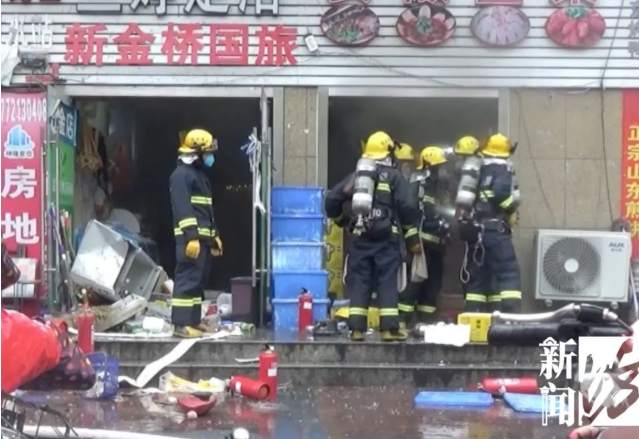 店铺10秒被吞噬！上海一小吃店爆炸起火，幸无伤亡