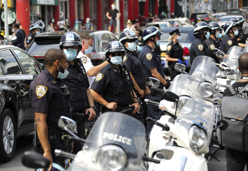 纽约民众抗议警察粗暴执法致非裔男子死亡