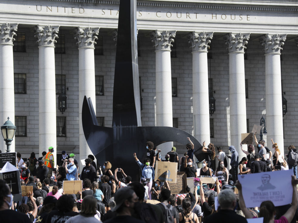 纽约民众抗议警察粗暴执法致非裔男子死亡