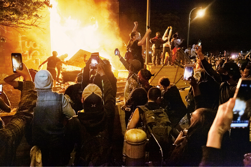 美国各界持续批评政府应对疫情不力