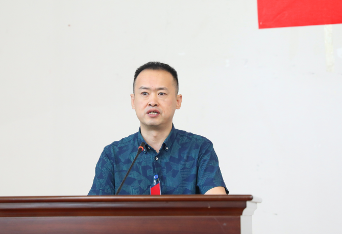 杨健作《2019年度工会经费审查情况报告》何妍/摄彭爱平作《关于湖南