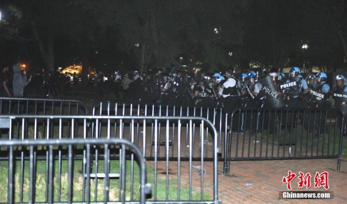 白宫安保再升级：2.5米铁丝网外 又加固水泥墩