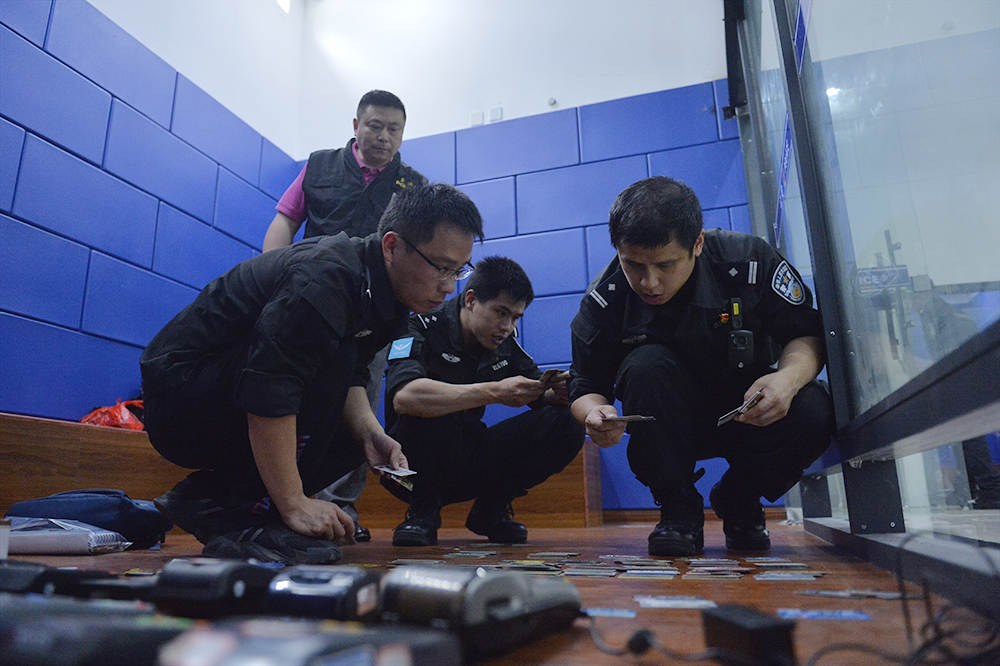 (民警在办案过程中.  上海黄浦公安分局供图)