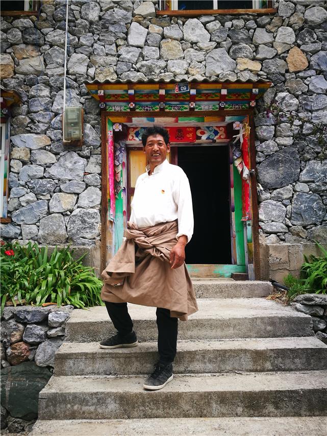 云南迪庆香格里拉市尼西乡幸福村：依靠生态旅游致富了，住户咧嘴笑了