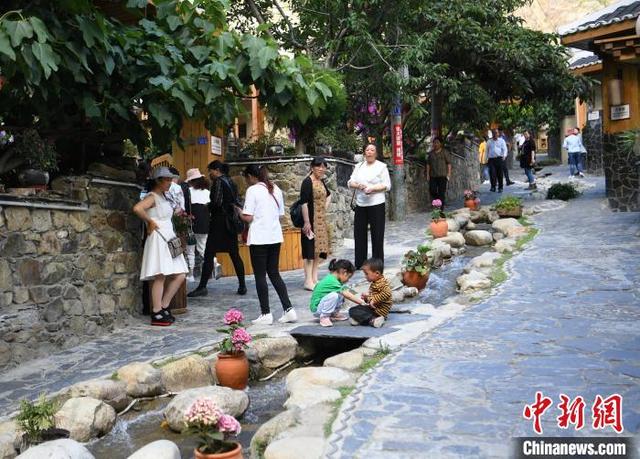 探访四川大渡河畔“网红村”：乡村旅游焕生机 农民在家门口就业