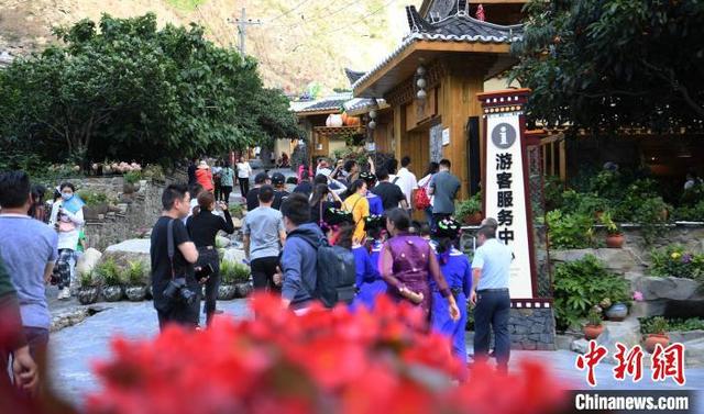 探访四川大渡河畔“网红村”：乡村旅游焕生机 农民在家门口就业