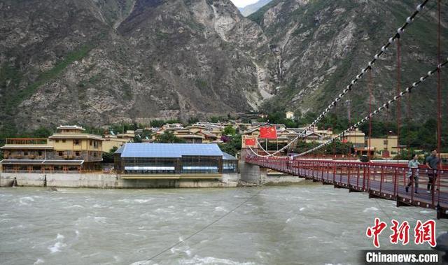 探访四川大渡河畔“网红村”：乡村旅游焕生机 农民在家门口就业