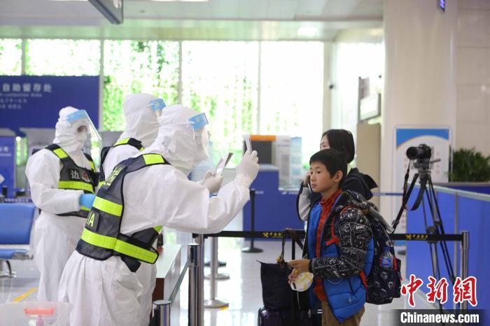 北京新增51例，一架航班输入17例……疫情会否反弹？