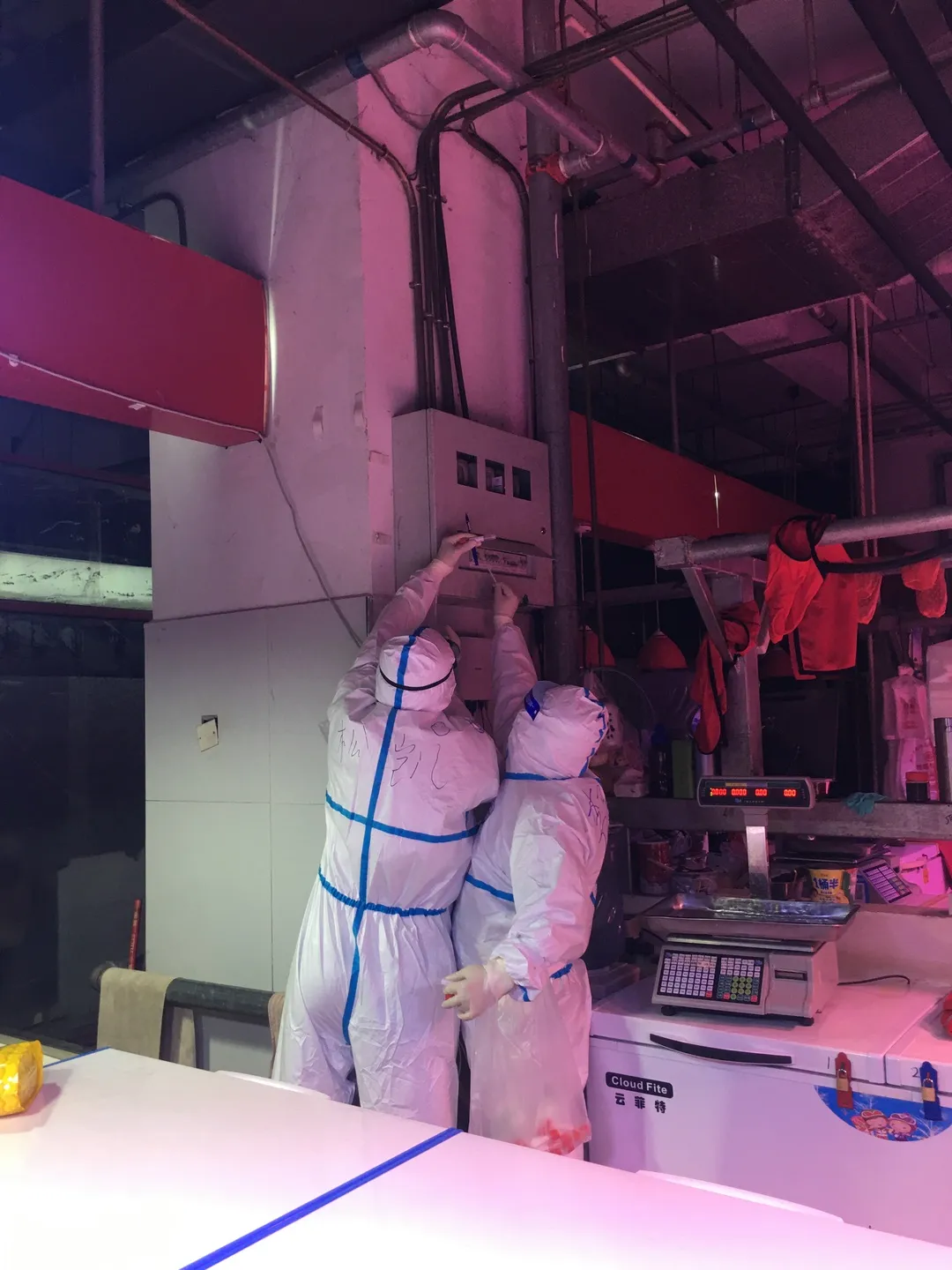 关键时刻，他们再次逆行，炸酱面加油!