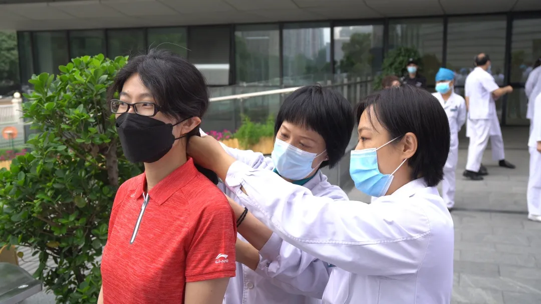 关键时刻，他们再次逆行，炸酱面加油!