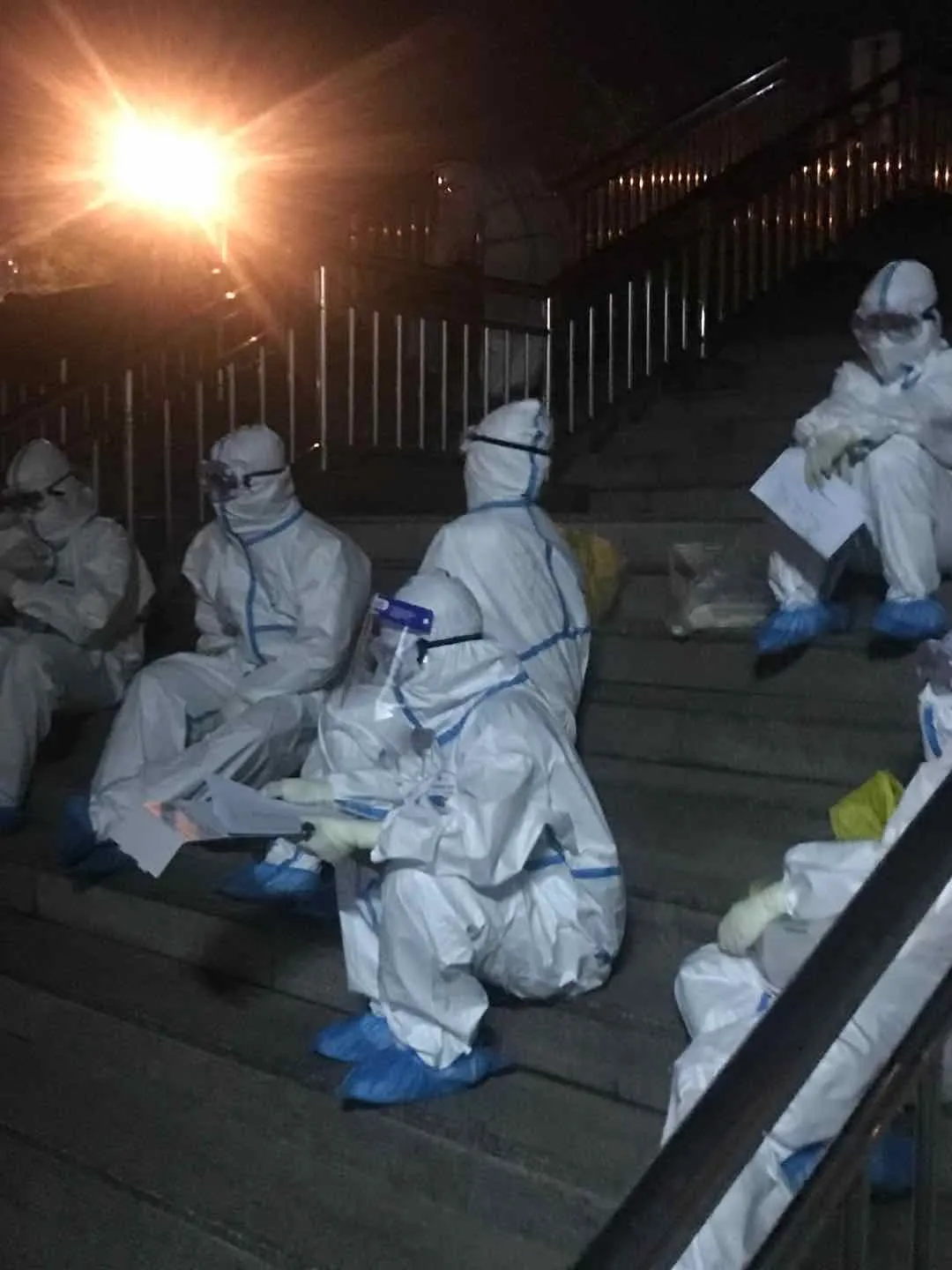 关键时刻，他们再次逆行，炸酱面加油!