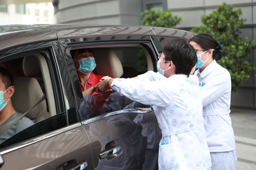 关键时刻，他们再次逆行，炸酱面加油!