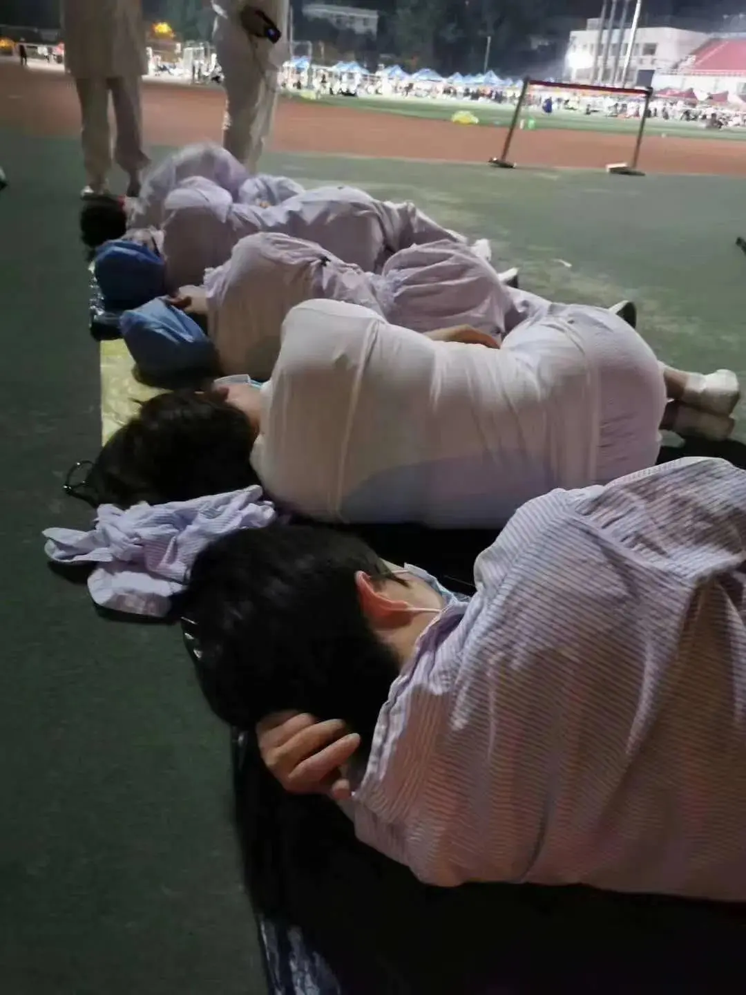 关键时刻，他们再次逆行，炸酱面加油!