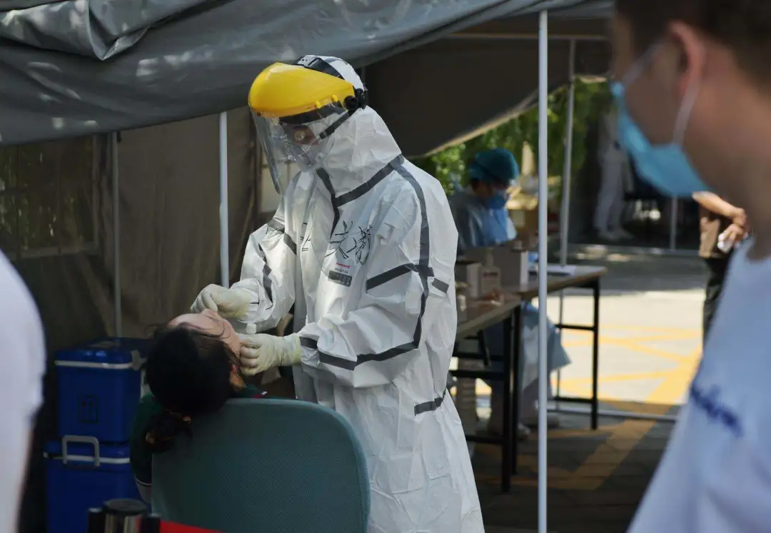 关键时刻，他们再次逆行，炸酱面加油!