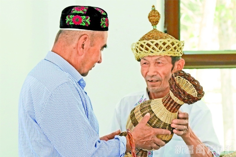 吐鲁番市农民吾甫尔·艾赛都拉：柳编编出幸福