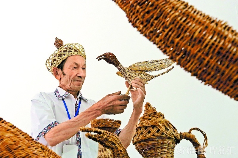 吐鲁番市农民吾甫尔·艾赛都拉：柳编编出幸福