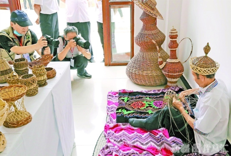 吐鲁番市农民吾甫尔·艾赛都拉：柳编编出幸福