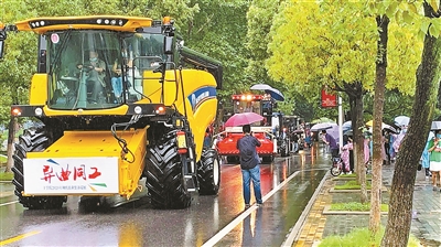 最后一堂“实践课”亮了 拖拉机校园巡游送别毕业生
